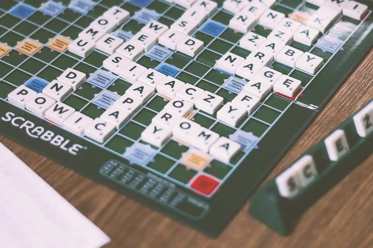 Famille réunie autour d'une table en journée partageant un mot secret
