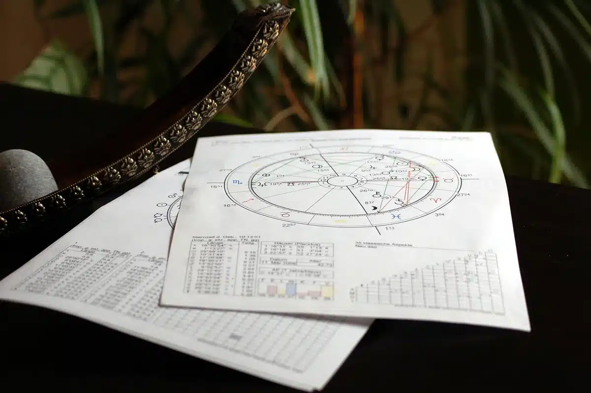 Gros plan sur une table des taux imprimée accompagnant des chèques
