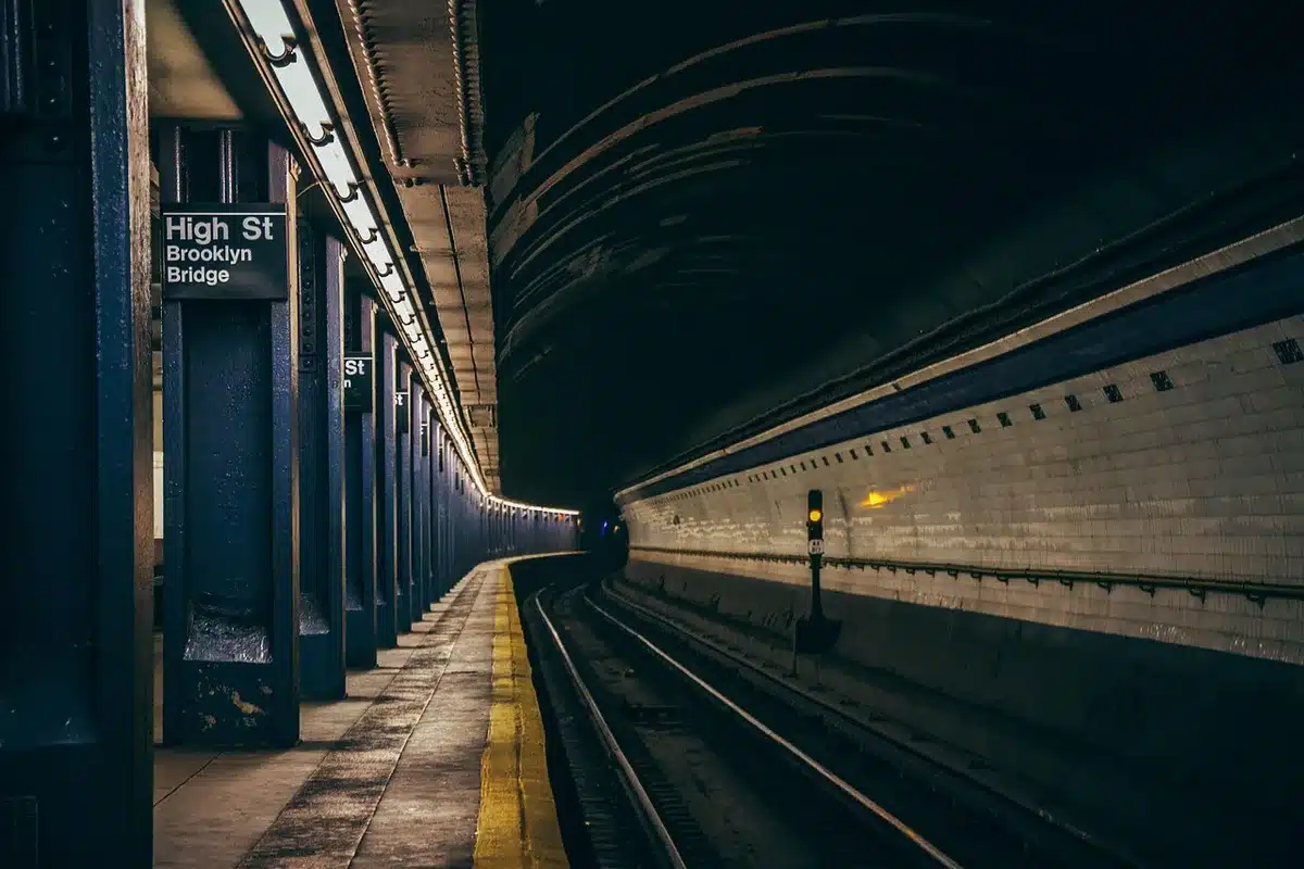 Personnel de gare coordonnant des flux de voyageurs en journée
