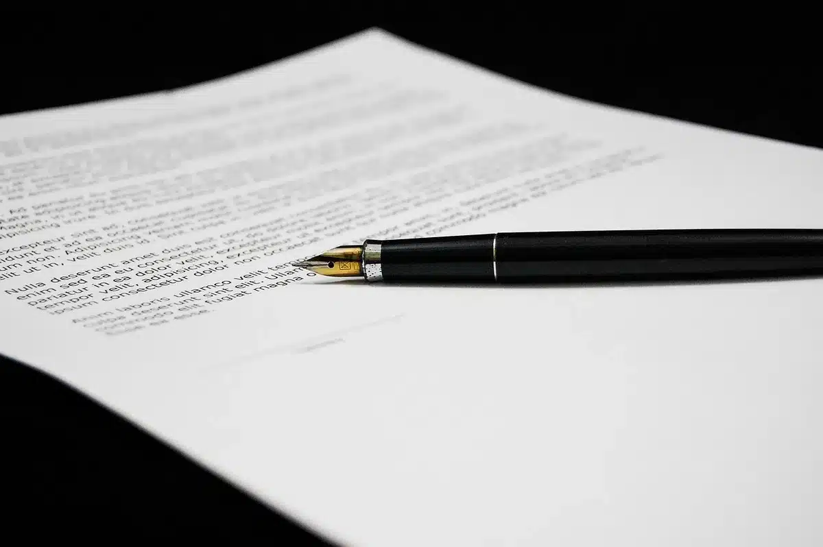 Personne anonymisée comparant des estimations de prêt posées sur une table