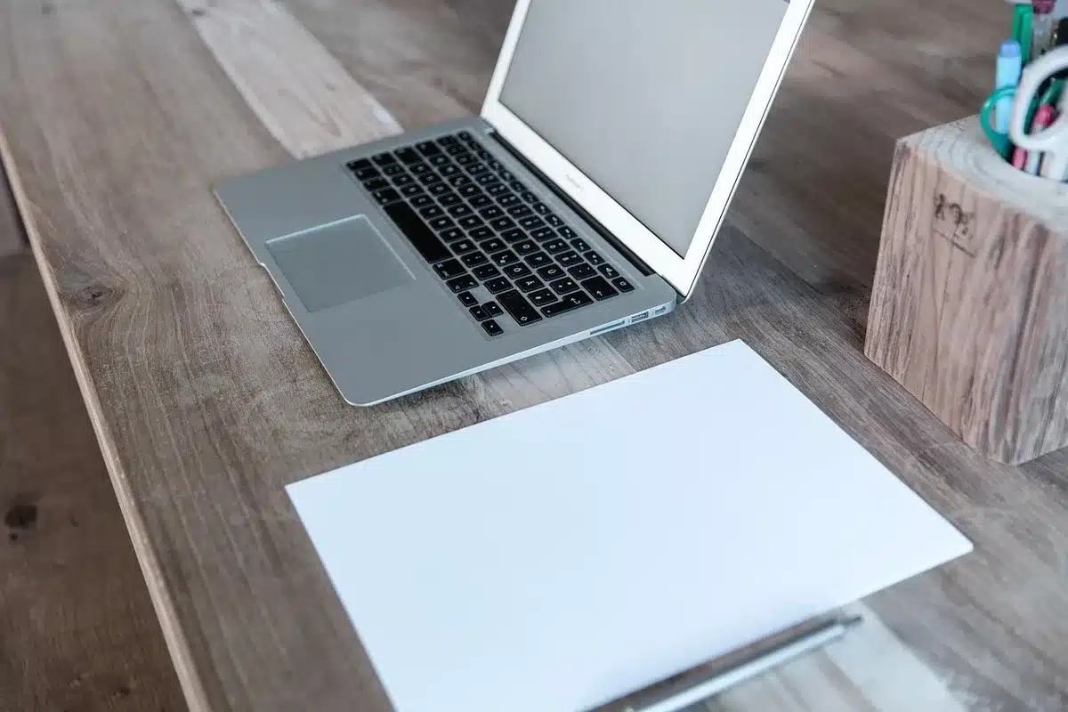 Test de positionnement sur une table avec un formateur qui vérifie les résultats