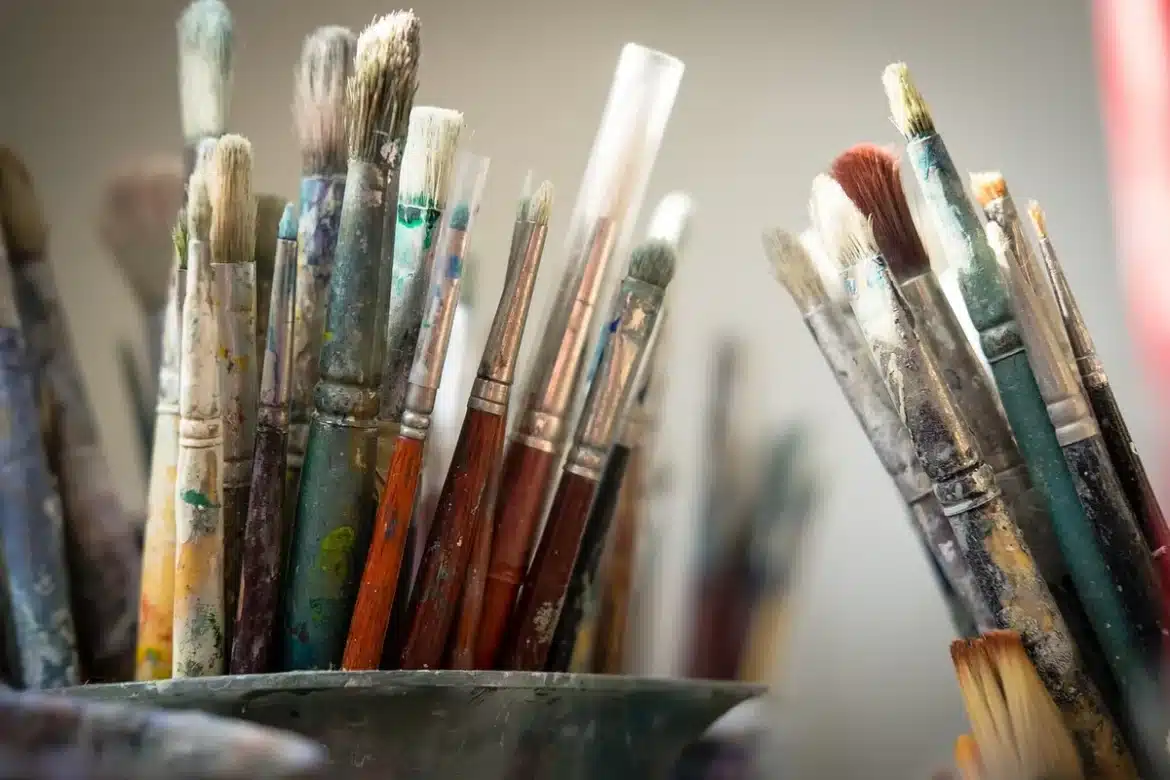 Atelier en journée avec établi, outils et un utilitaire garé à l'extérieur