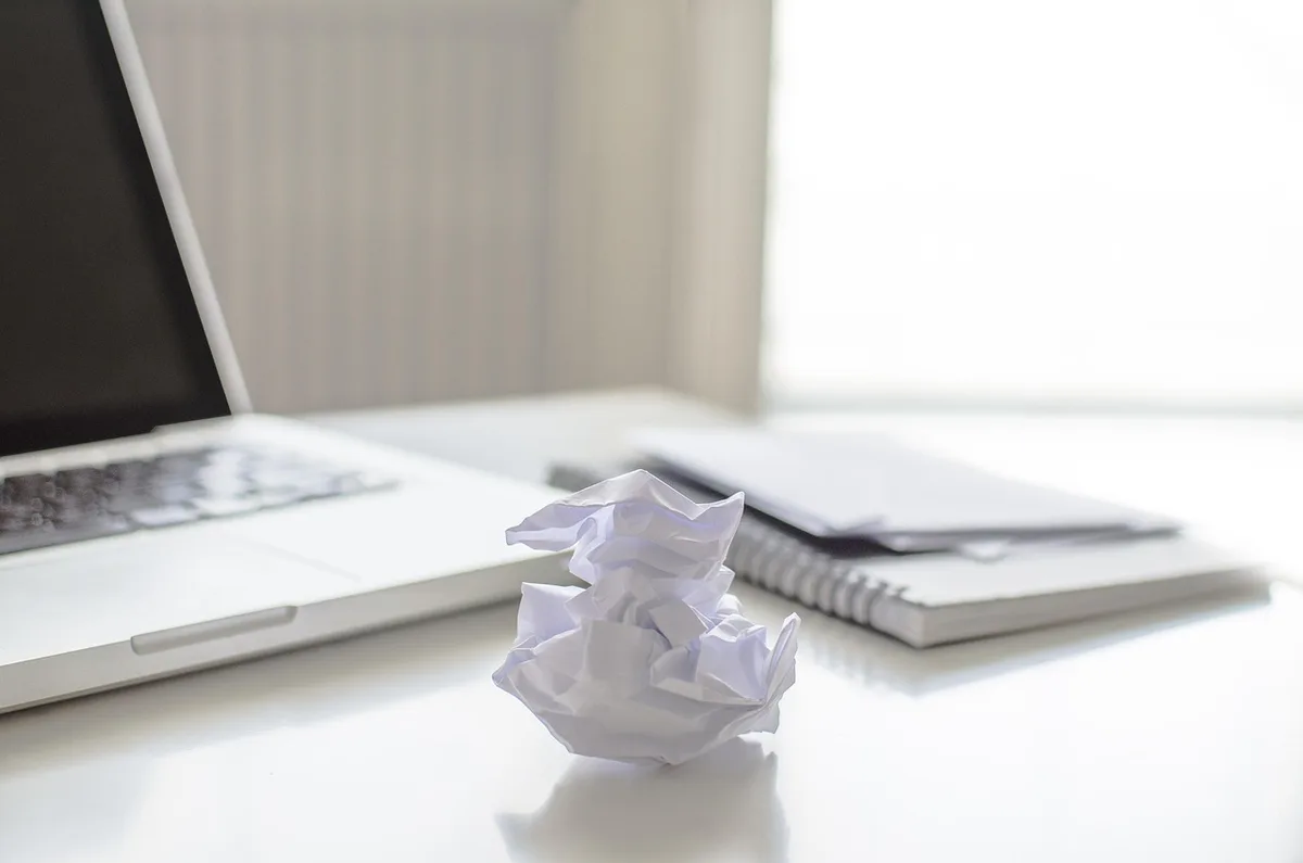 Bureau d'écrivain près de la mer en plein jour, carnet et tasse
