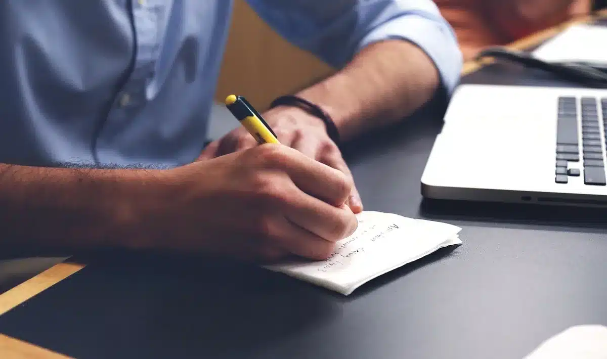 Employé préparant une saisine en ligne sur un ordinateur portable