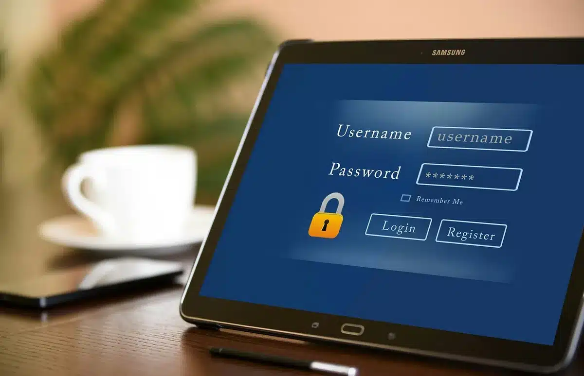 Ingénieur en cybersécurité industrielle devant écrans de données