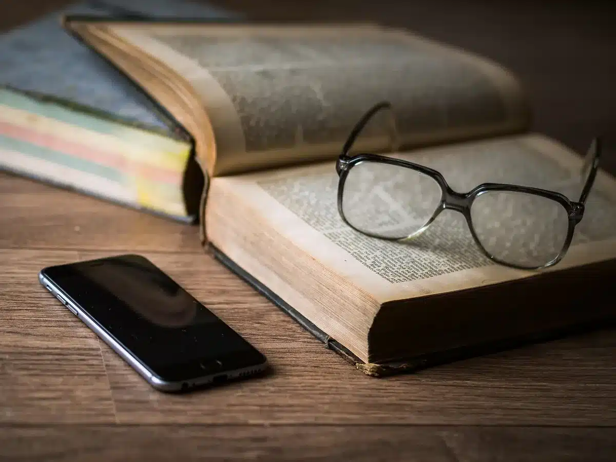 Livre de souvenirs ouvert posé sur une table, gros plan sur les pages