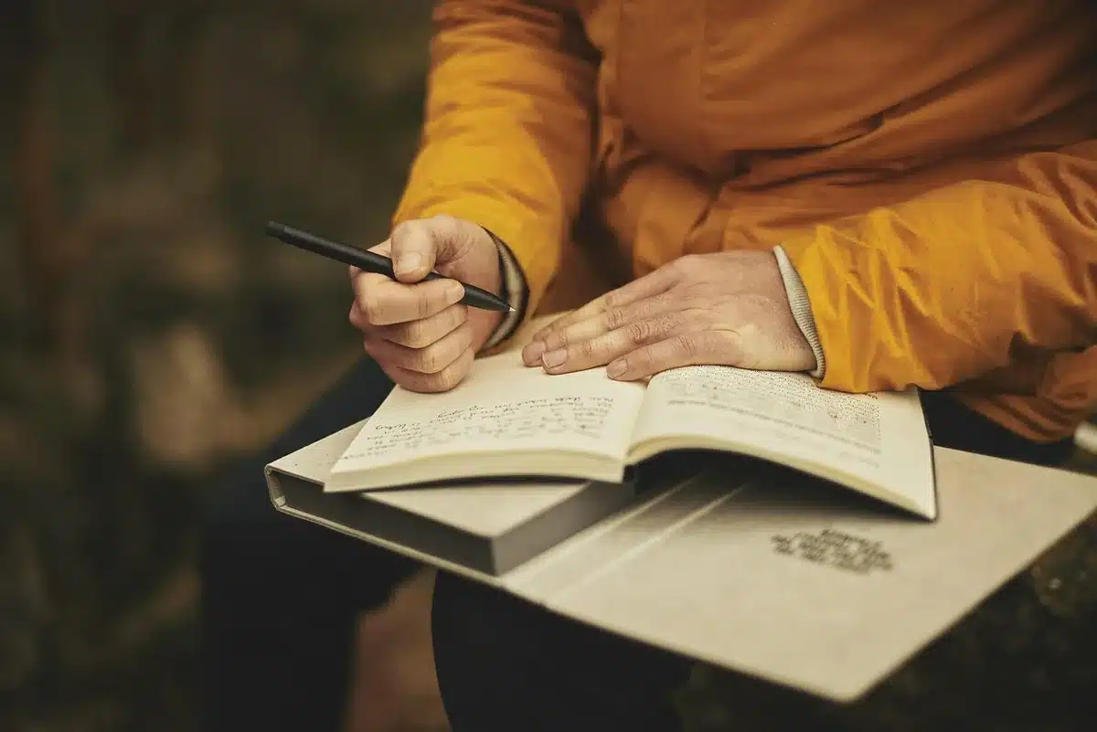 Personne lisant la première page d'un livre à la lumière du jour