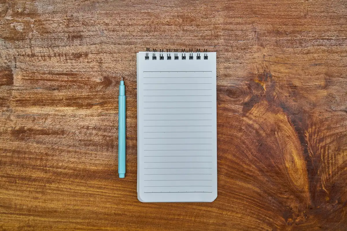 Personne prenant des notes après la lecture pour appliquer des idées