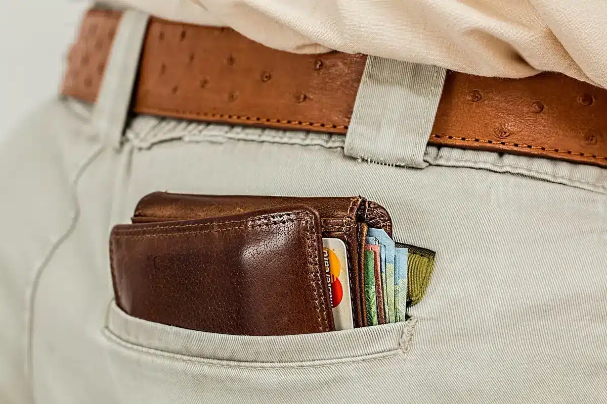 Carte bancaire posée près d'un formulaire d'inscription pour un bonus