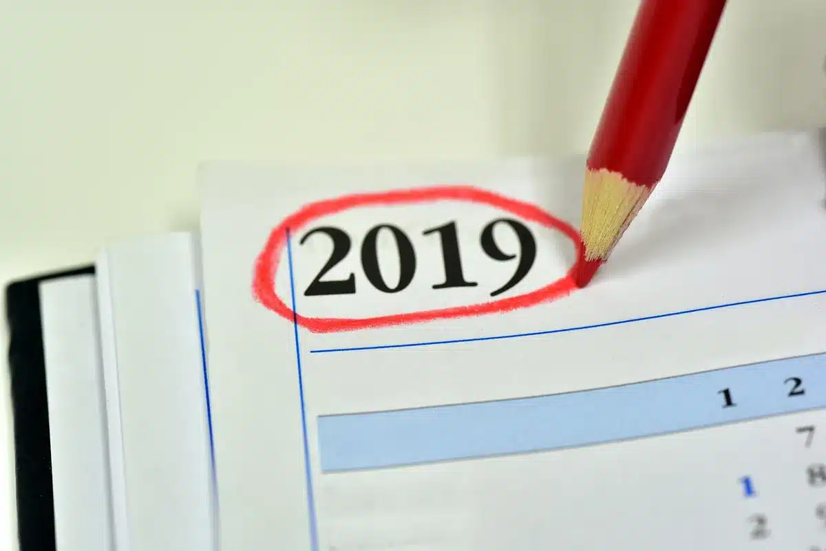 Calendrier et documents d'aide financière d'État sur une table