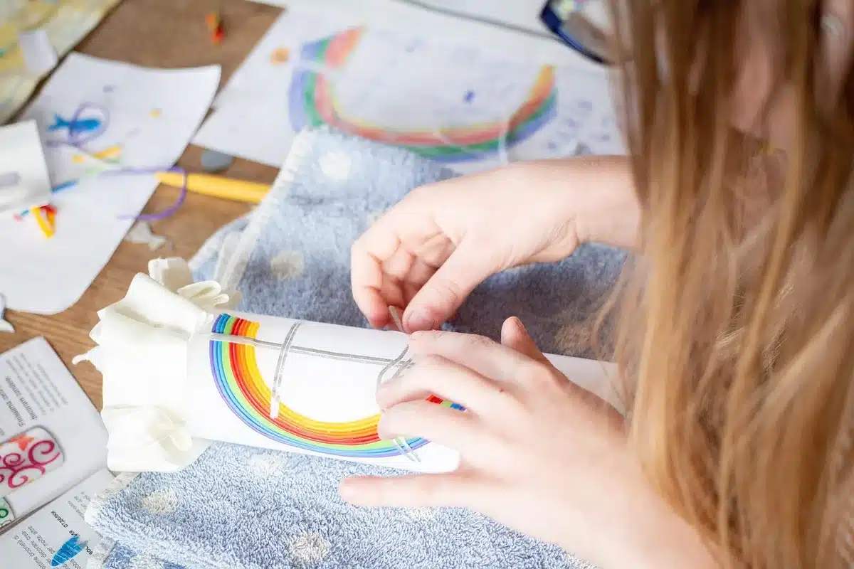 Équipe en atelier devant un tableau blanc en train de brainstormer