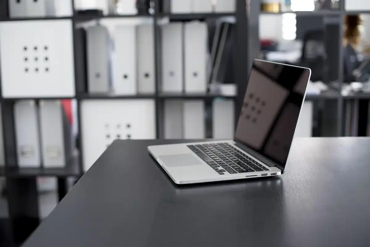 Documents d'assurance posés sur un bureau avec des chiffres comparatifs