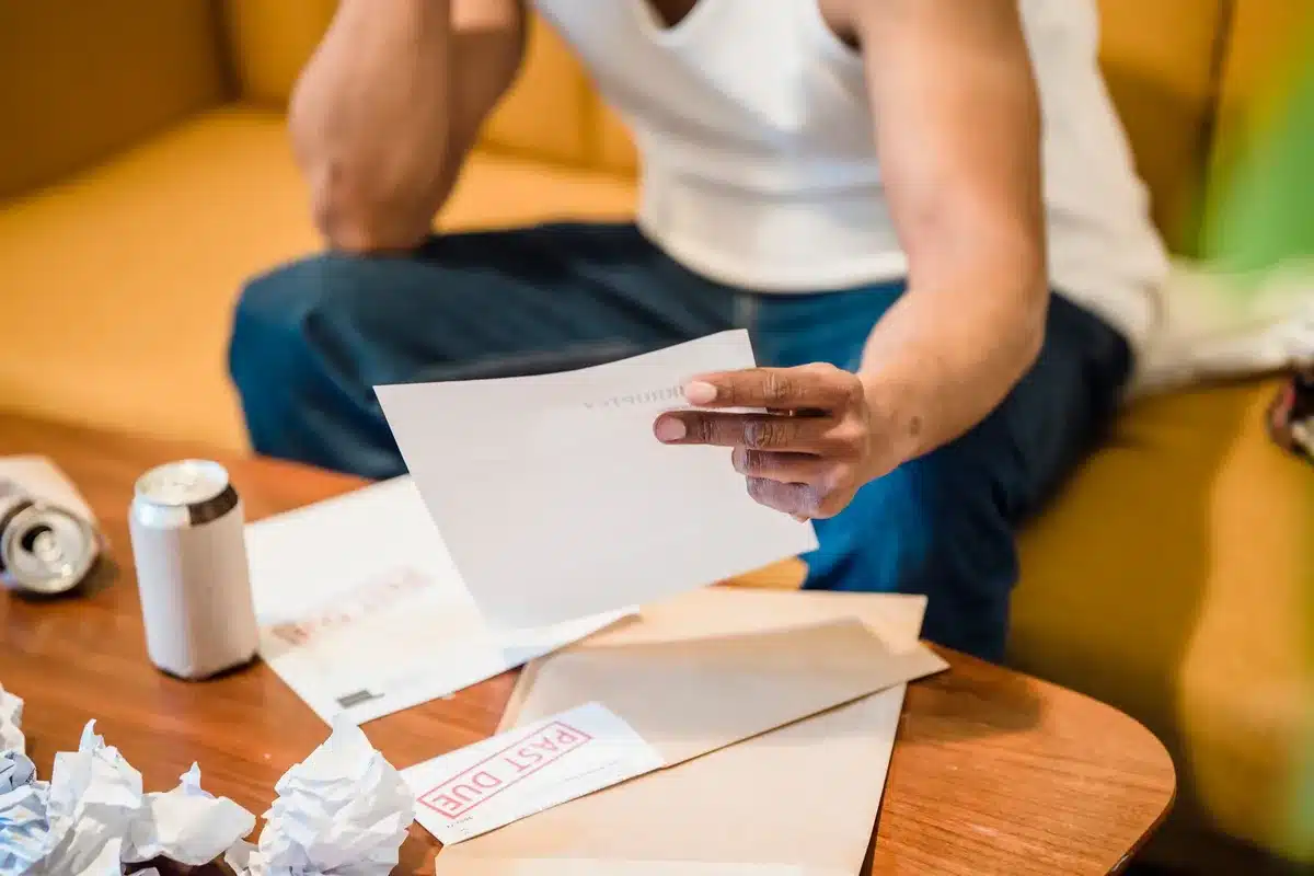 Main posant une facture devant un paiement mensuel unique