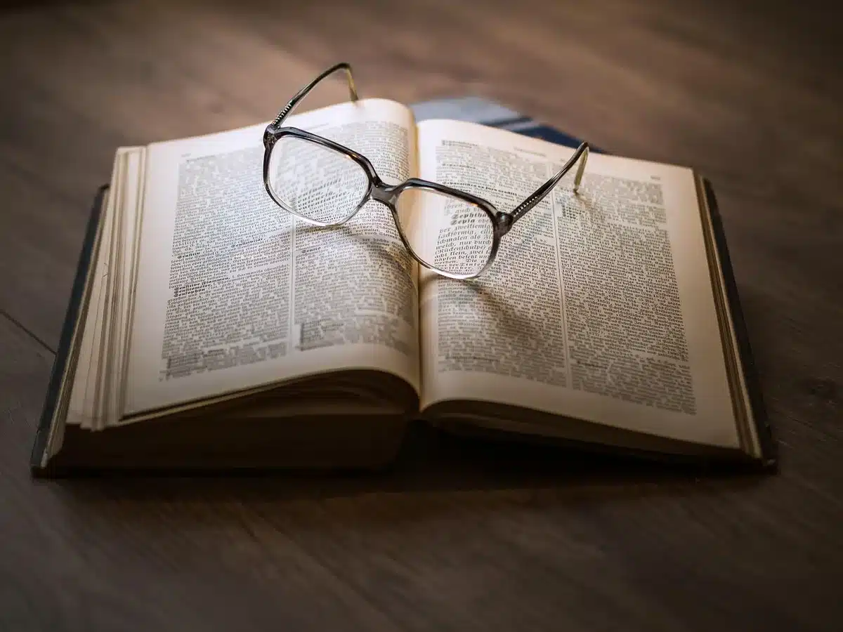 Pile de livres mêlant mémoires et enquêtes posée sur une table