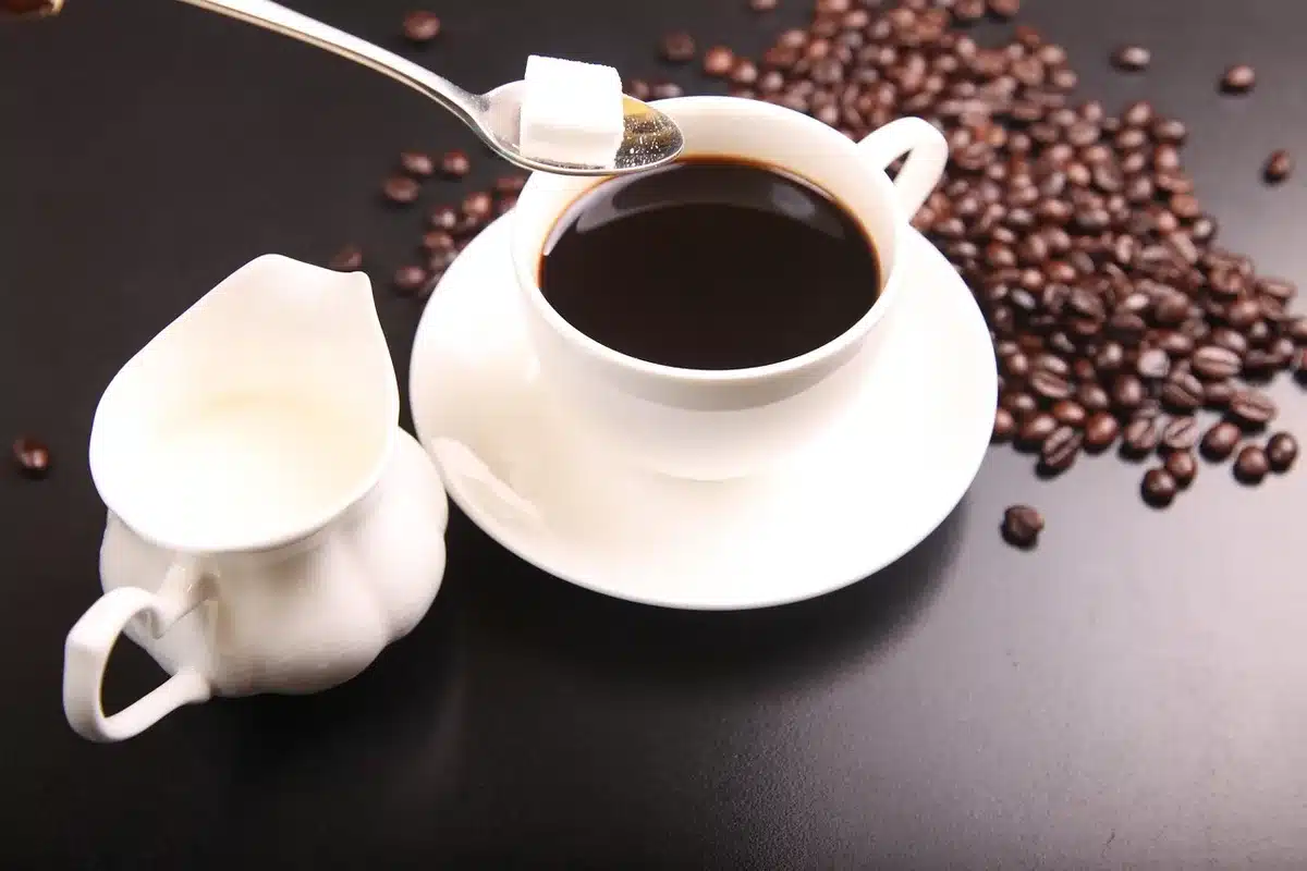 Lecteur se préparant à lire avec une tasse de café à la lumière du jour