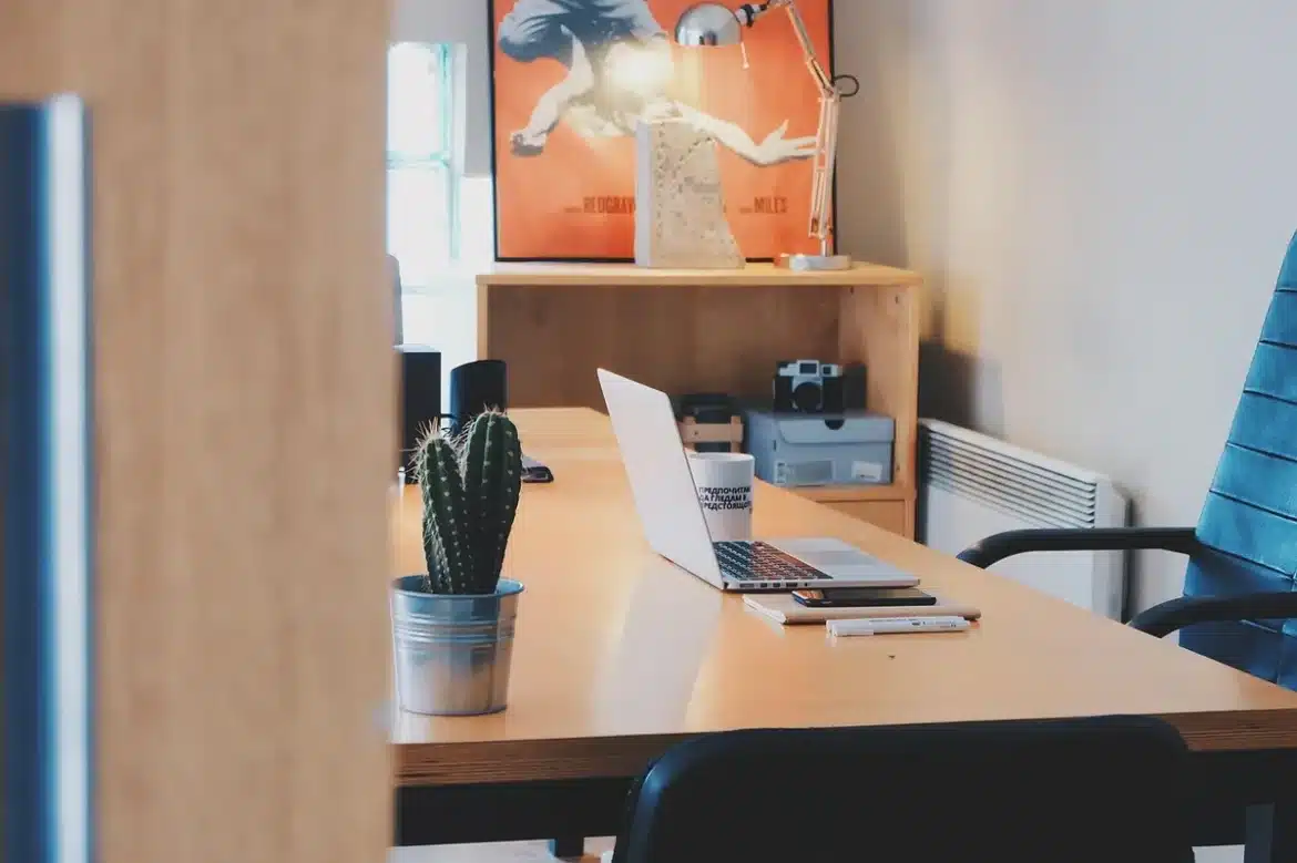 Table de terrain en plein jour avec carnet, jumelles et carte topographique