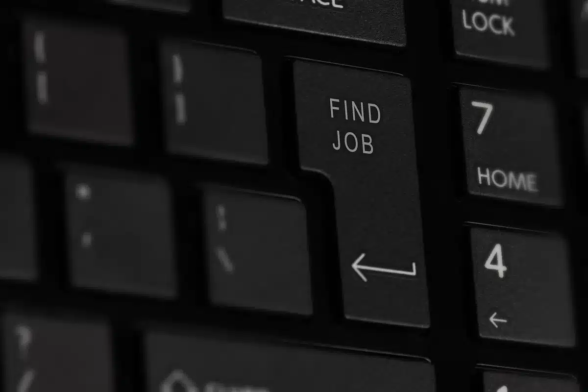 Professionnels du soin discutant près d'un panneau d'affichage d'offres d'emploi