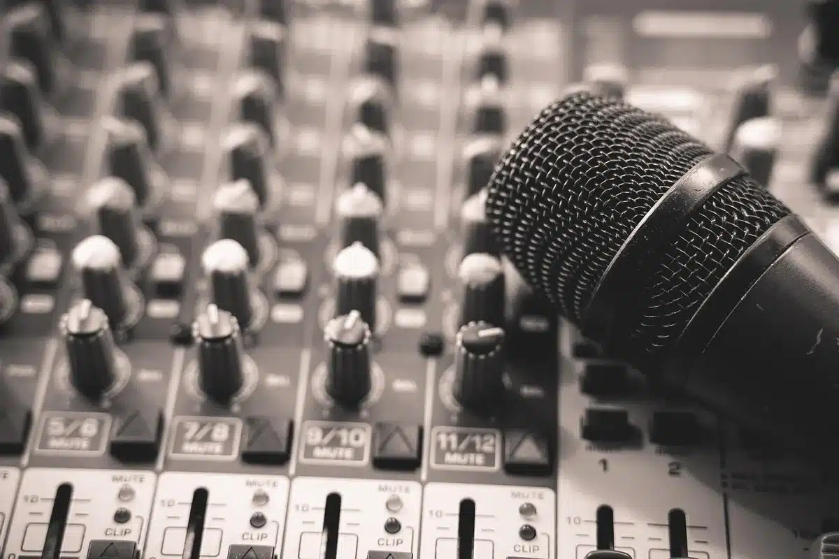 Narrateur professionnel au micro en studio en train d'enregistrer