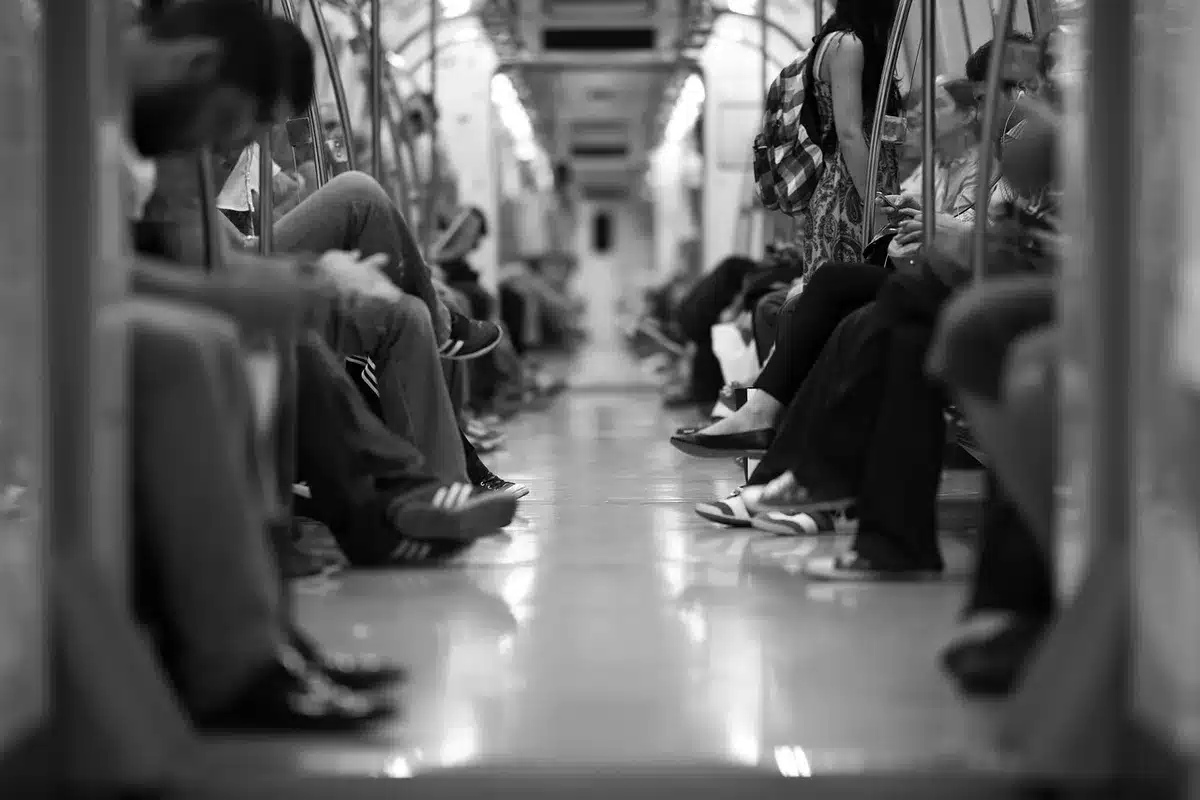 Personne écoutant un livre audio en déplacement avec des écouteurs